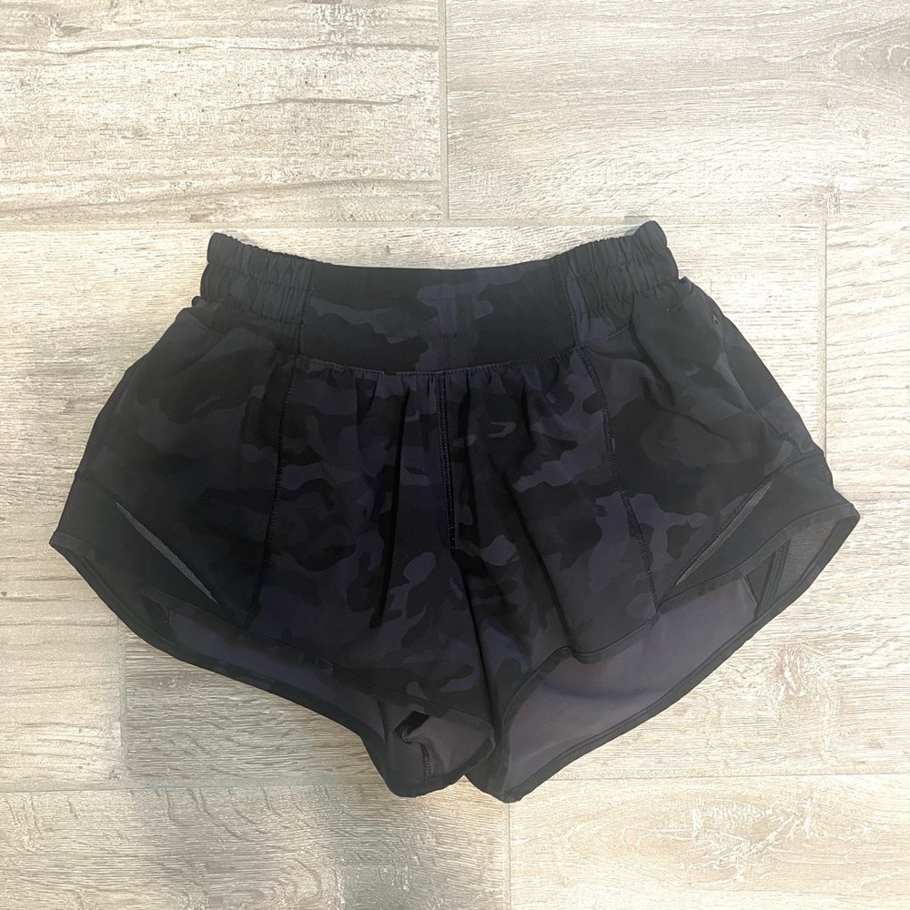 Lululemon Hotty Hot Low-Rise Lined Short 2.5”